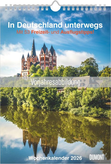 "In Deutschland unterwegs. Mit 53 Freizeit- und Ausflugstipps! Vorjahresabbildung. Wochenkalender 2026. Eine Kirche am See."