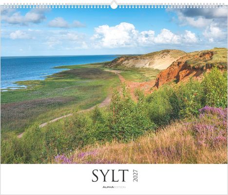 Text: "SYLT 2027". Küstenlandschaft mit blauer See, grünen Wiesen und roten Klippen unter einem blauen Himmel mit Wolken.