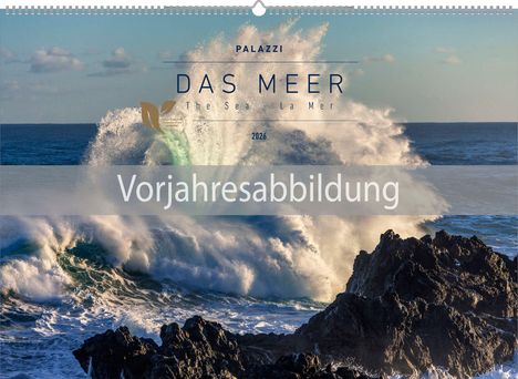"Vorjahresabbildung" steht groß über einem Foto von Wellen, die gegen Felsen schlagen.