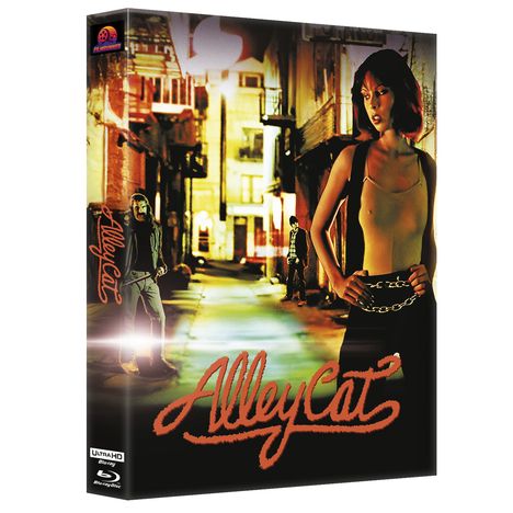 Alley Cat. Eine Frau in einem weißen Top steht in einer beleuchteten Gasse, neben ihr ein Mann in dunkler Kleidung.