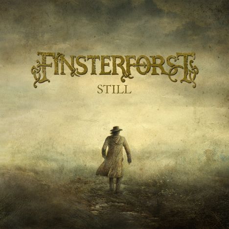 "Finsterforst", "Still". Person im Mantel und Hut geht in nebliger Landschaft. Vintage-Stil.