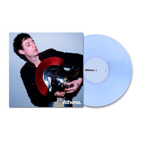 Text: "Athena." Ein Mann hält einen glänzenden Helm mit rotem Kamm, daneben eine transparente blaue Schallplatte.