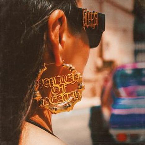 Ohrring-Text: "Garden of Death". Frau mit Sonnenbrille, bunte Autos im Hintergrund. Retro-Stil.