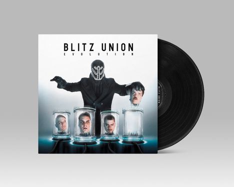 "BLITZ UNION EVOLUTION" steht oben. Eine maskierte Person zeigt auf Köpfe in Glasbehältern. Schallplatte sichtbar.