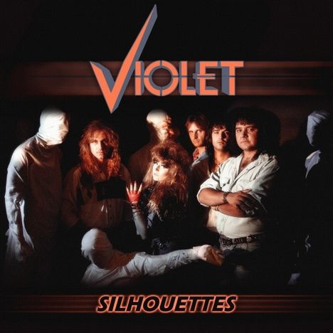 Text: "VIOLET" oben, "SILHOUETTES" unten. Eine Gruppe Menschen, einige in Verbänden gehüllt, im Hintergrund. 