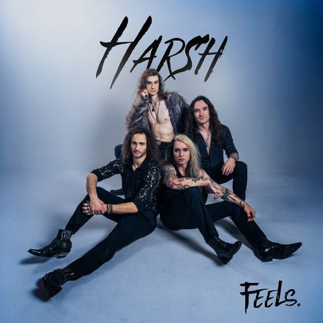 Texte: "Harsh", "Feels". Vier junge Männer, cool posierend, teils mit langen Haaren und Tattoos, in stilvoller Kleidung.