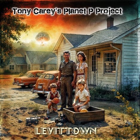 Oben steht: "Tony Carey's Planet P Project", unten: "LEVITTOWN". Eine Familie vor einem Haus, im Hintergrund eine Explosion.