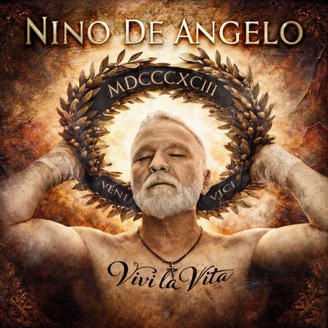 "Nino De Angelo", "Vivi la Vita", "MDCCCXCIII". Ein Mann mit geschlossenen Augen hält einen Lorbeerkranz.