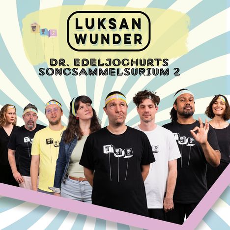 „Luksan Wunder“, „Dr. Edeljochurts Songsammelsurium 2“. Menschen in bunten Stirnbändern vor einem gestreiften Hintergrund.