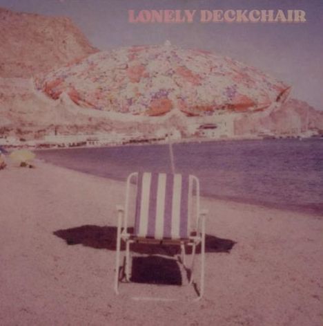 Text: "LONELY DECKCHAIR". Ein einzelner Liegestuhl unter einem bunten Sonnenschirm an einem Strand mit Bergen im Hintergrund.