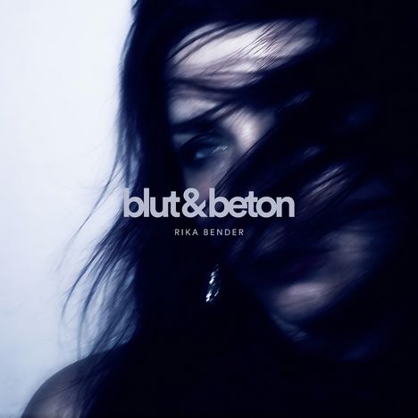 Text: "blut&beton, RIKA BENDER". Dunkles, atmosphärisches Porträt einer Person, Haare verdecken das Gesicht teilweise.