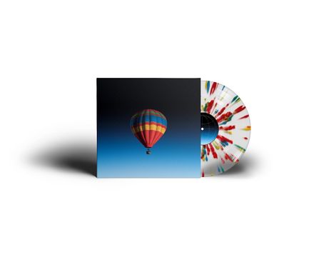 Ein bunt gemusterter Heißluftballon auf blauem Hintergrund. Daneben eine Schallplatte mit farbigen Pinselstrich-Designs.
