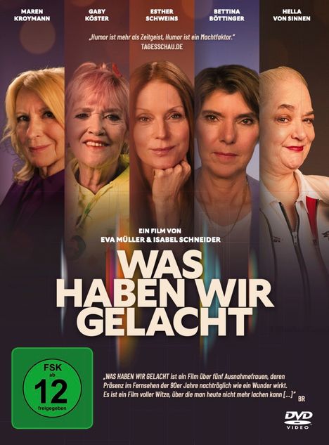 „Was haben wir gelacht“ ist ein Film über fünf Frauen der 90er. Fünf Frauen lächeln vor farbigem Hintergrund.