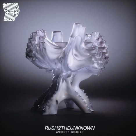 Logo oben links, unten steht: "RUSH2THEUNKNOWN ANCIENT / FUTURE EP". Skulptur, durchsichtig, komplexe Formen.