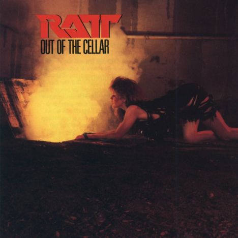 „RATT OUT OF THE CELLAR”; Frau in schwarzem Outfit kriecht aus einem Keller, gelber Rauch strömt hervor.