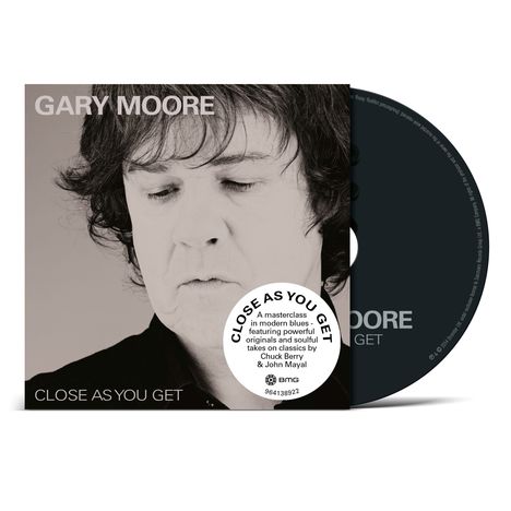 "Close As You Get" - Gary Moore Albumcover. Schwarz-weißes Porträt von Gary Moore, Augen geschlossen, nachdenklicher Ausdruck.