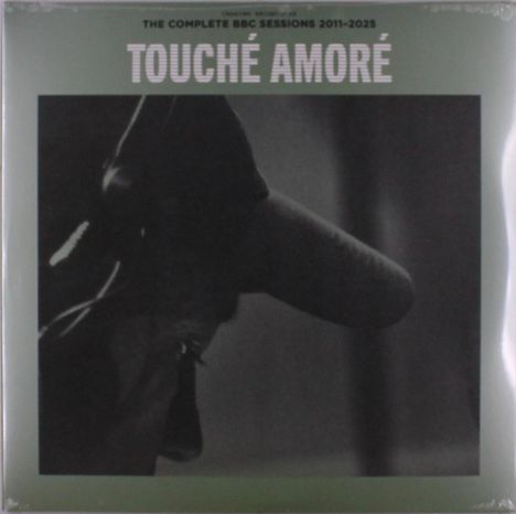 "The Complete BBC Sessions 2011-2025" und "Touché Amoré". Seitliches Profil einer Person mit Kapuze im Schatten.