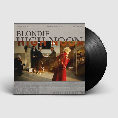 Text oben: „Blondie High Noon“. Fünf Personen in einem Raum; eine Frau im roten Mantel steht im Vordergrund.