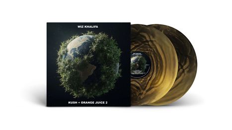 "Wiz Khalifa, Kush + Orange Juice 2" steht oben. Eine Erdkugel ist mit Pflanzen umgeben. Zwei goldene Schallplatten im Hintergrund.