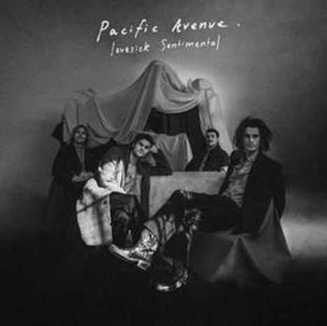 „Pacific Avenue lovesick Sentimental“. Vier Personen sitzen in einem dunklen Raum vor drapierten Stoffen.
