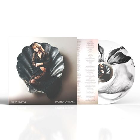 Freya Ridings, Mother of Pearl. Frau in schwarzem Kleid sitzt in einer Muschel, mit Schallplatte und Liedtext beiliegend.