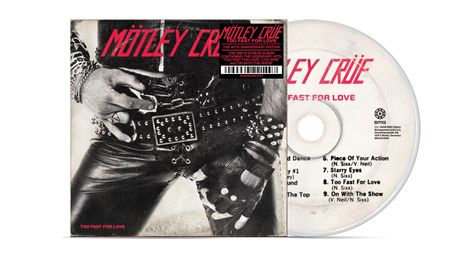 "Mötley Crüe" in roter Schrift auf schwarzer Lederhose mit Nieten und Schnallen. CD daneben mit Titeln in schwarz.