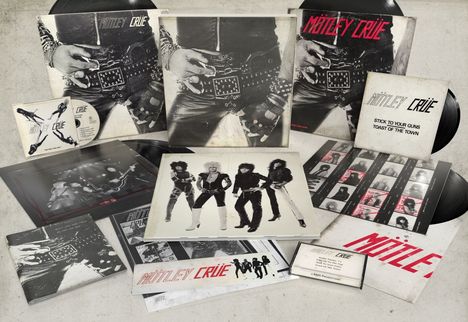Text: "Mötley Crüe", "STICK TO YOUR GUNS", "TOAST OF THE TOWN". Albumcover und Bilder der Bandmitglieder. Vinyl-Schallplatten.