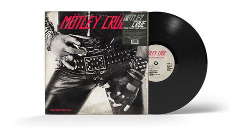 „Mötley Crüe - Too Fast for Love“, Nahaufnahme einer Hand in Leder und Metall auf einem Albumcover.