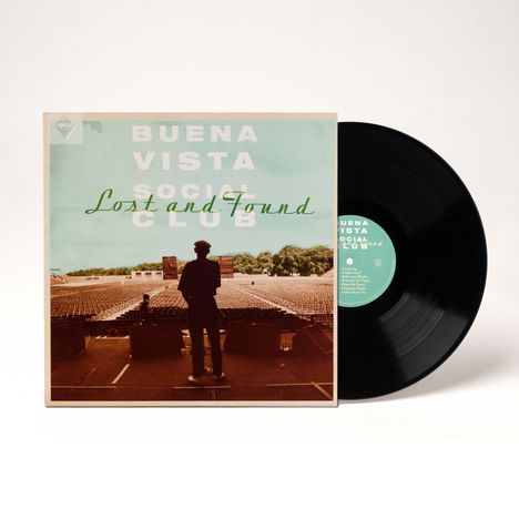 "BUENA VISTA SOCIAL CLUB Lost and Found" auf einem Schallplattencover. Eine Person steht vor einem großen Publikum.