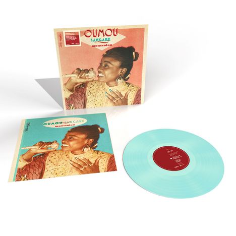 Text: "OUMOU SANGARÉ - MOUSSOLOU". Ein hellblaues Vinyl, Cover zeigt eine Frau mit Mikrofon in handgefertigter Kleidung.