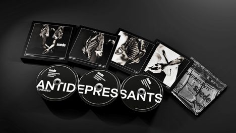 Texte: "ANTIDEPRESSANTS", "suede". Mehrere schwarze CDs und Albumcover mit kunstvollen Schwarz-Weiß-Bildern.
