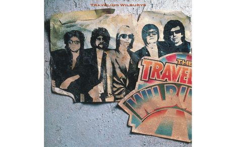 "TRAVELING WILBURYS" oben und auf einem alten Plakat mit fünf Männern in Sonnenbrillen. Retro-Stil.