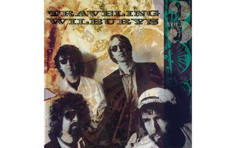 "TRAVELING WILBURYS" in großer Schrift. Vier Männer mit Sonnenbrillen, vor einem abstrakten, erdfarbenen Hintergrund.
