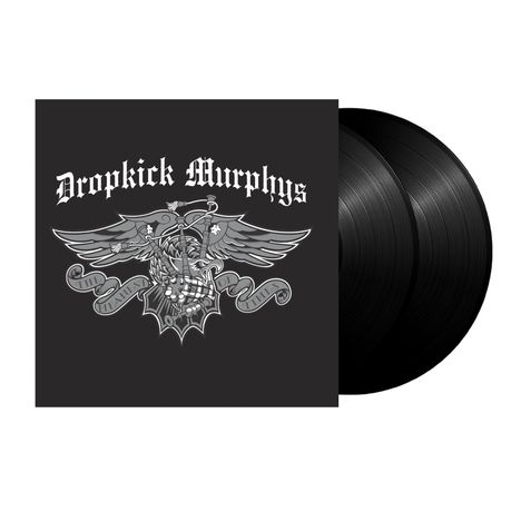 „Dropkick Murphys“ in gotischer Schrift, darunter ein Wappen mit Adler, Kleeblatt und Schriftband. Zwei schwarze Schallplatten.