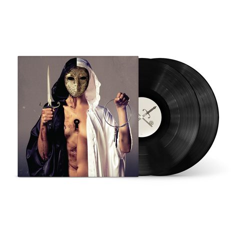 Es ist eine Illustration: Eine Figur mit goldener Maske, Halbseiten-Mantel, Dolch in der einen Hand, Schlüssel in der anderen.