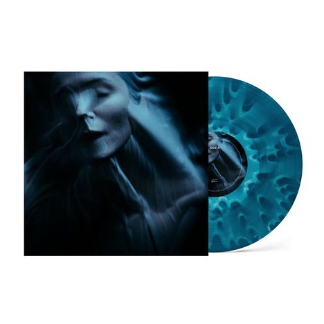 Text: "SIDE A". Blau marmorierte Vinyl-Schallplatte, darunter dunkles, mystisches Porträt einer Person mit geschlossenen Augen.