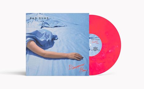 "BAD SUNS" und "Disappear Here" auf blauem Cover. Ein Arm auf blauem Bett. Fliederfarbene Schallplatte rechts.