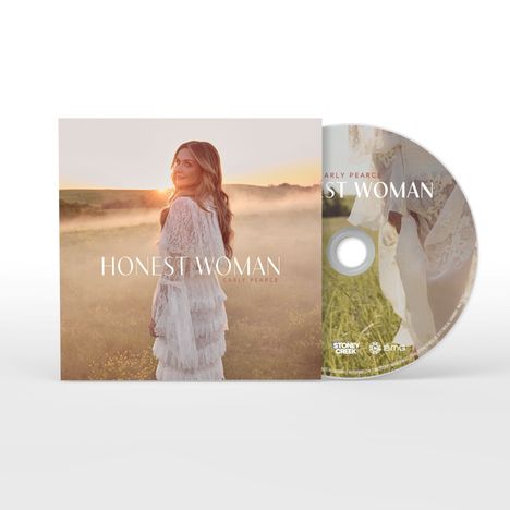 „HONEST WOMAN“ und „CARLY PEARCE“ sind die Texte. Frau in weißem Spitzenkleid steht in einem Feld bei Sonnenuntergang. CD daneben.
