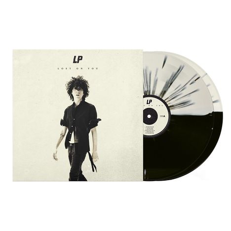 "LP" und "LOST ON YOU" auf Plattencover, zeigt Person mit lockigem Haar in Schwarz. Schwarze und weiße Vinyl-Schallplatte.