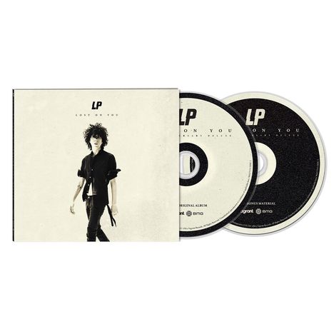 Texte "LP" und "Lost on You". Eine Person in dunkler Kleidung geht, zwei CDs sichtbar.