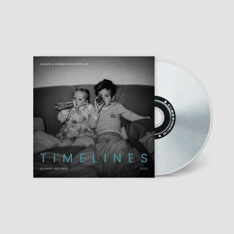 „JULIAN & ROMAN WASSERFUHR“, „TIMELINES“, „SCHNAFF RECORDS“, „SR001“. Zwei Kinder auf einem Sofa mit Babyflaschen.
