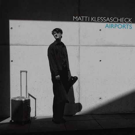Text: „MATTI KLESSASCHECK AIRPORTS“. Eine Person steht in einem Schatten, daneben ein Koffer.
