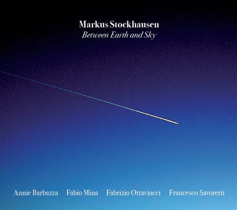 Text oben: "Markus Stockhausen Between Earth and Sky". Unten Namen: Annie Barbazza, Fabio Mina, Fabrizio Ottaviucci, Francesco Savoretti. Oben ein heller Streifen auf dunkelblauem Hintergrund.