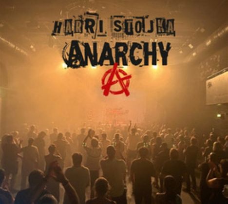 Oben steht "Harri Stojka". Darunter groß "ANARCHY" mit einem roten Anarchie-Symbol. Menschenmenge vor Bühne.