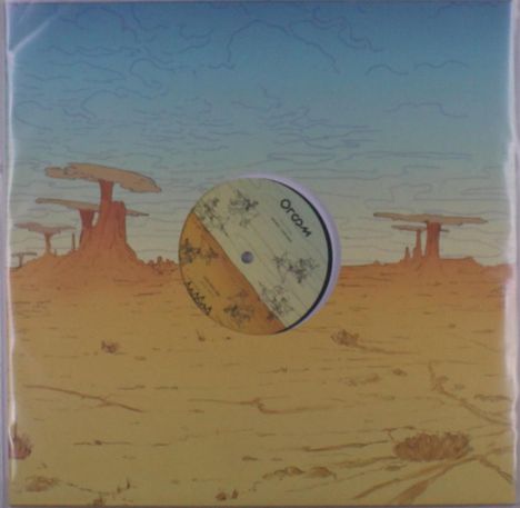 Text "Ogom" auf runder Scheibe. Illustration einer Wüstenlandschaft mit fernen bizarren Bäumen.