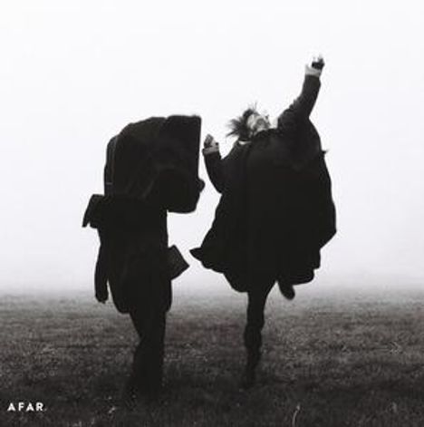 Text: "A.F.A.R." Zwei Personen in Mänteln springen auf einem nebligen Feld in die Luft.