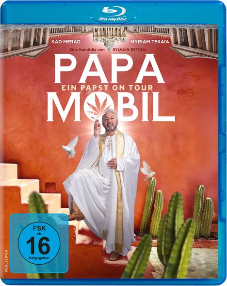 Text: "PAPA MOBIL EIN PAPST ON TOUR." Ein Mann im weißen Gewand sitzt auf einer Treppe mit Kakteen und Tauben um ihn herum.