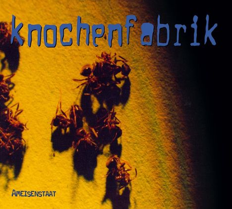 Oben "knochenfabrik", unten "AMEISENSTAAT". Dunkle Ameisen auf gelbem Hintergrund mit Schatten.