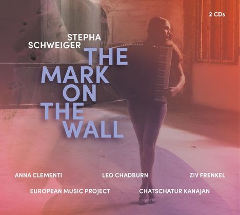 "THE MARK ON THE WALL. Stepha Schweiger. 2 CDs. Namen: Anna Clementi, Leo Chadburn, Ziv Frenkel. Silhouette mit Akkordeon."