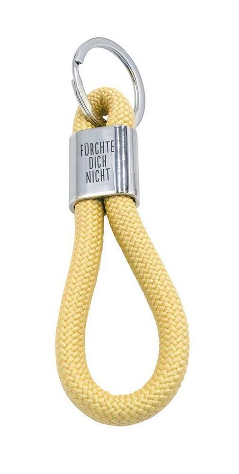 Ein Schlüsselanhänger mit dem Text "FÜRCHTE DICH NICHT" auf einer Metallschlaufe, daran befestigt ein gelbes Seil.